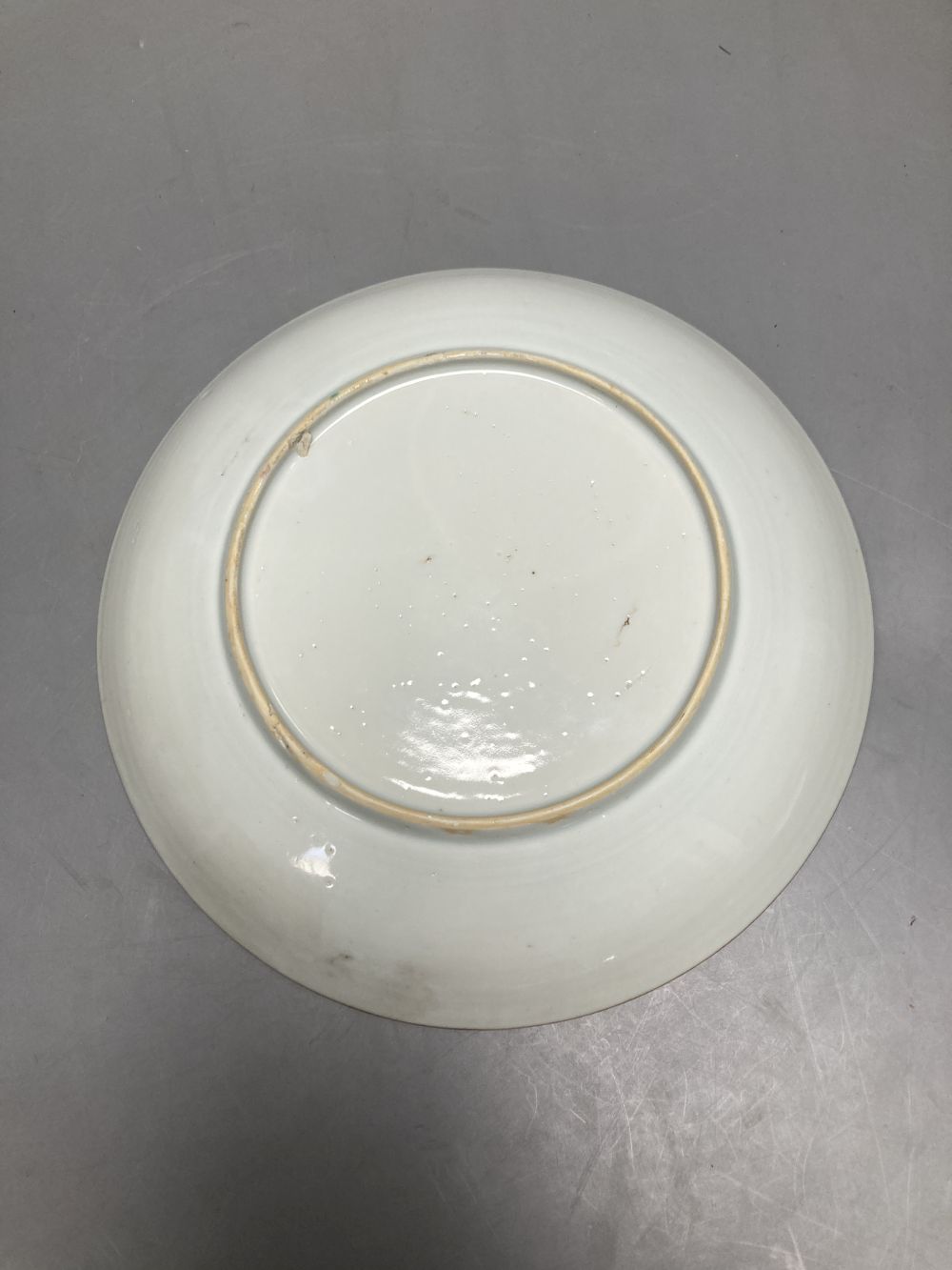 A Chinese famille rose saucer dish, Qianlong, diameter 21cm